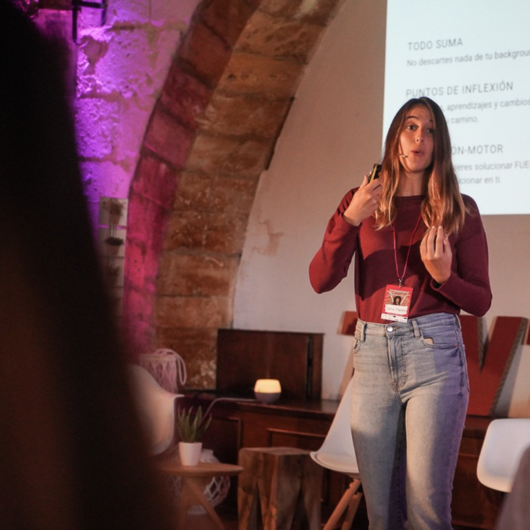 Sofi Mateo presenting personal brand strategies, sharing insights on marketing and digital services.